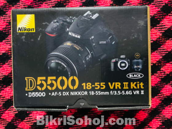 Nikon D5500 with 18-55mm kit lens with box